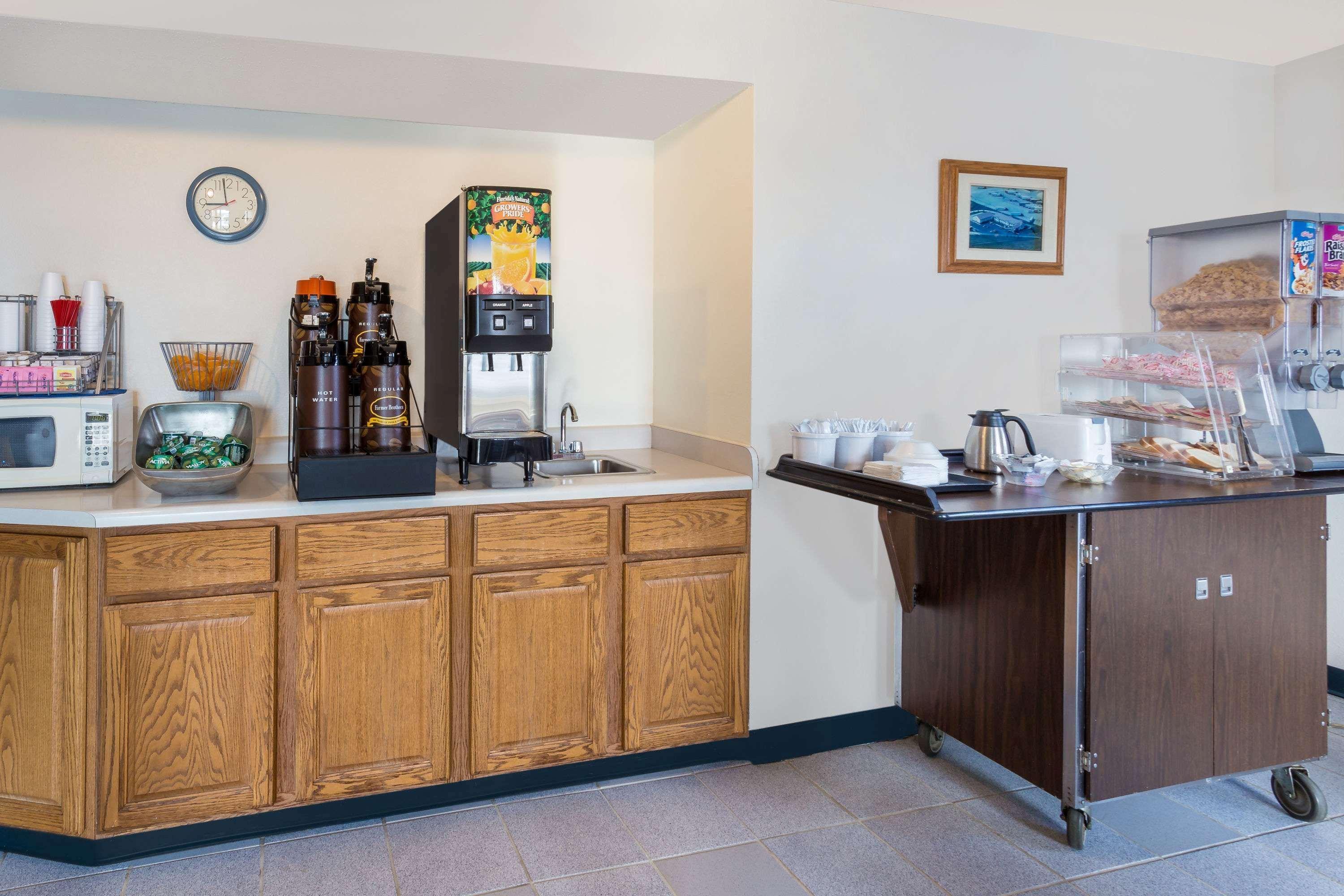 Super 8 By Wyndham Hebron Lowell Area Luaran gambar