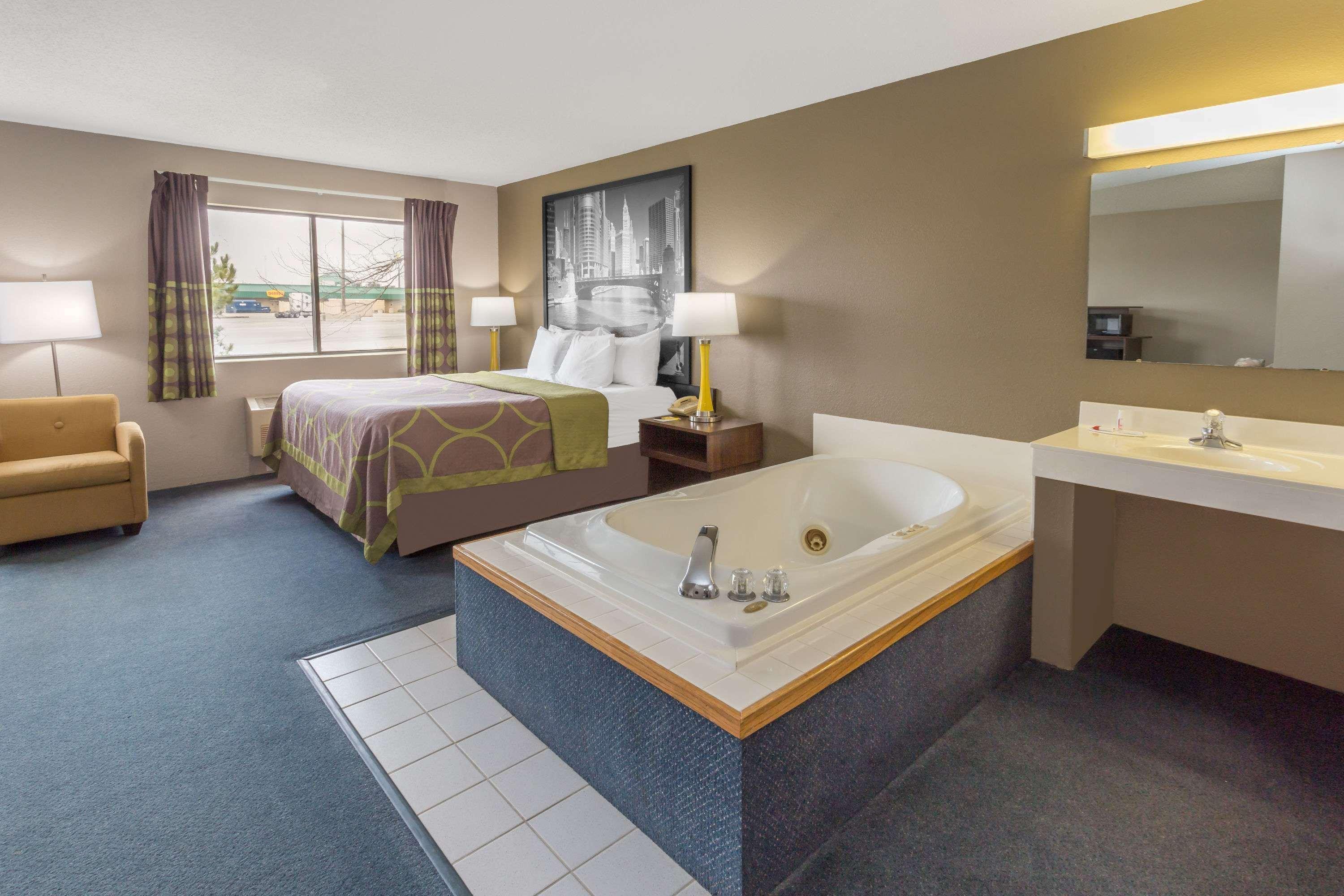 Super 8 By Wyndham Hebron Lowell Area Luaran gambar