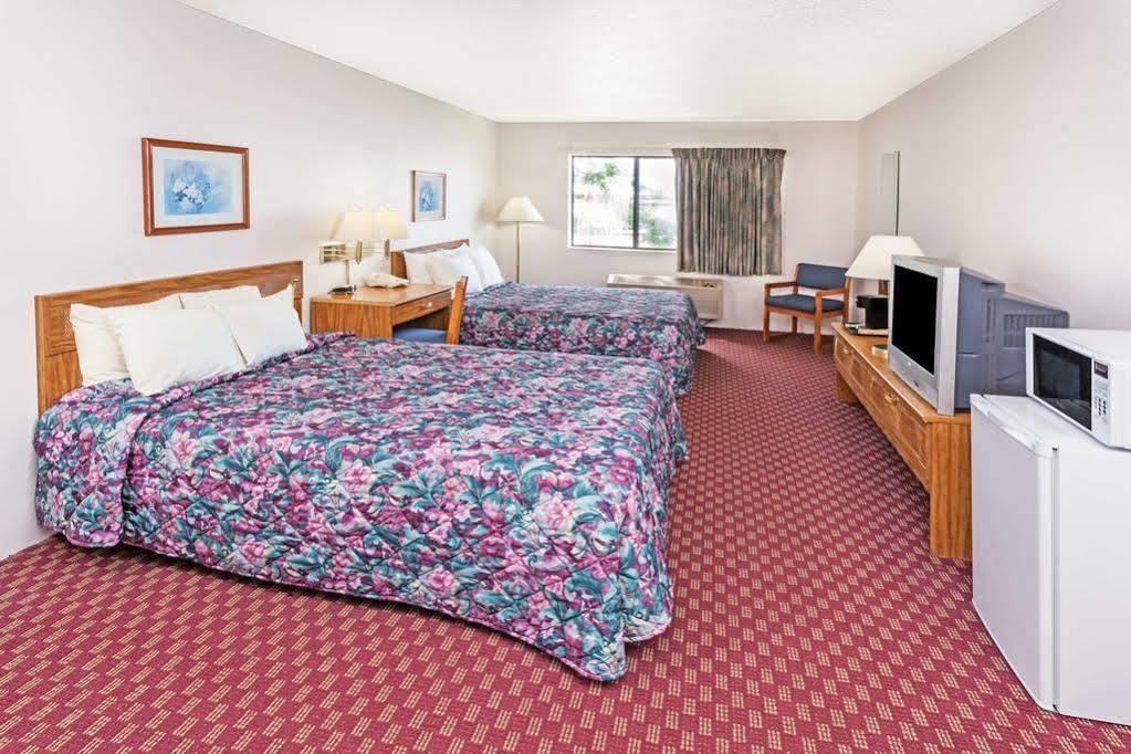 Super 8 By Wyndham Hebron Lowell Area Luaran gambar